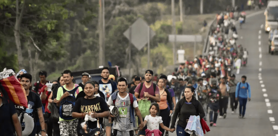 Migrantes marchan hacia Huehuetán, en el estado de Chiapas, México, el lunes 24 de abril de 2023. Alrededor de 3.000 iniciaron la caminata antes del amanecer en el segundo día de la marcha en protesta para pedir el final de los centros de detención de migrantes como el que se incendió el mes pasado, dejando 40 migrantes muertos. (AP Foto/Édgar H. Clemente)