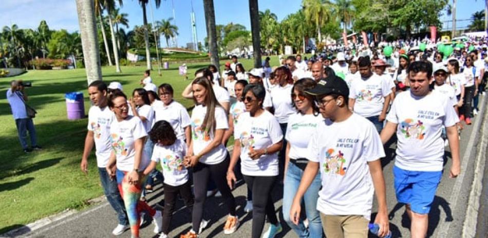 Familias participan en caminata organizada por la Fundación Manos Unidas por Autismo.