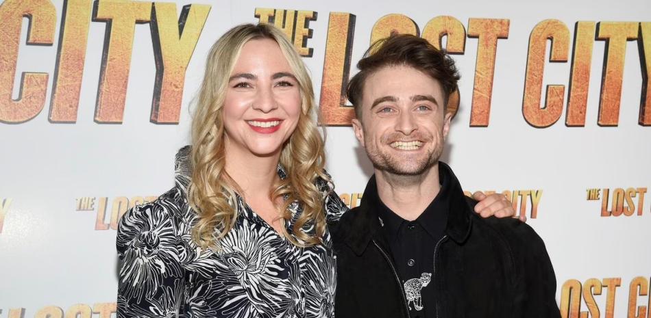 El actor Daniel Radcliffe, junto a su novia Erin Darke, en la presentación de su nueva película 'La ciudad perdida', el lunes 14 de marzo de 2022, en Nueva York.