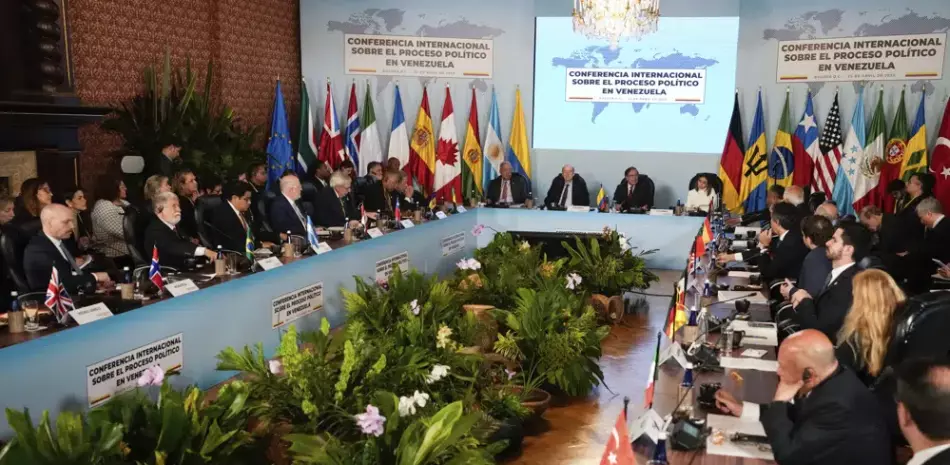 El presidente de Colombia, Gustavo Petro, en el centro, habla a los delegados internacionales durante una conferencia centrada en la crisis política de Venezuela en Bogotá, Colombia, el martes 25 de abril de 2023.