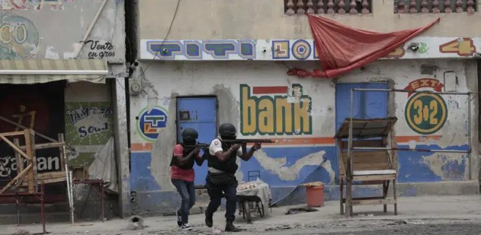 Policías haitianos disparan en unas calles de Puerto Príncipe