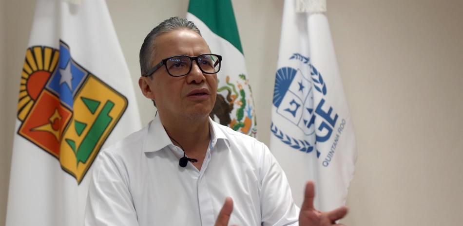 El titular de la Fiscalía General del Estado, Óscar Montes de Oca Rosales, habla durante una entrevista con Efe, el 27 de junio de 2022, en el balneario de Cancún, en Quintana Roo (México).