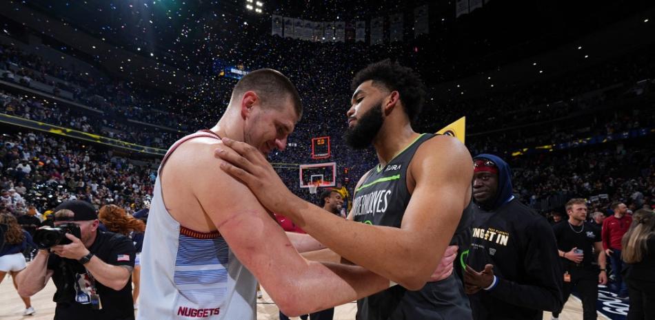 Nikola Jokic y Karl-Anthony Towns tras el quinto partido de la primera ronda de los Playoffs de la NBA 2023 el 25 de abril de 2023 en el Ball Arena de Denver, Colorado