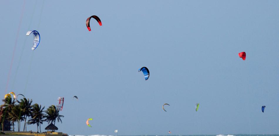 Turistas realizando windsurf en Cabarete, Puerto Plata