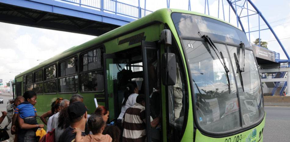 Pasajeros abordan autobús de la OMSA