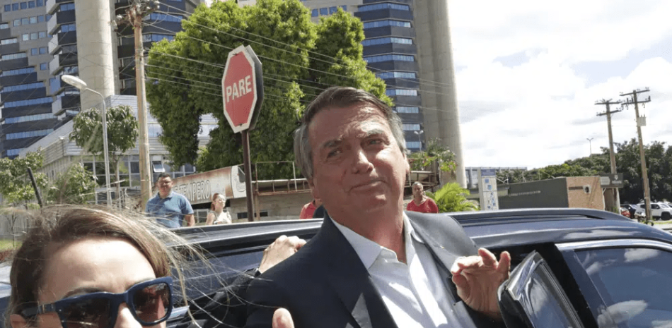 El expresidente brasileño Jair Bolsonaro al salir de la sede de la Policía Federal donde declaró sobre sus acciones antes de los ataques del 8 de enero a edificios del gobierno en Brasilia por parte de simpatizantes, el miércoles 26 de abril de 2023.