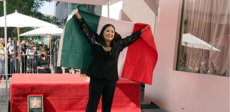 La cantante mexicana Ana Gabriel posa con la bandera de México junto a su estrella en el Pasei de la Fama de Hollowood el 3 de noviembre de 2021 en Los Angeles.