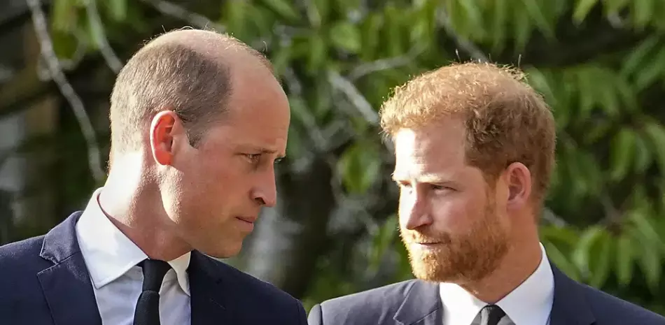Los príncipes Guillermo y Enrique caminan después de ver ofrendas florales para la difunta reina Isabel II en las afueras del castillo de Windsor, en Windsor, Inglaterra, el sábado 10 de septiembre de 2022.