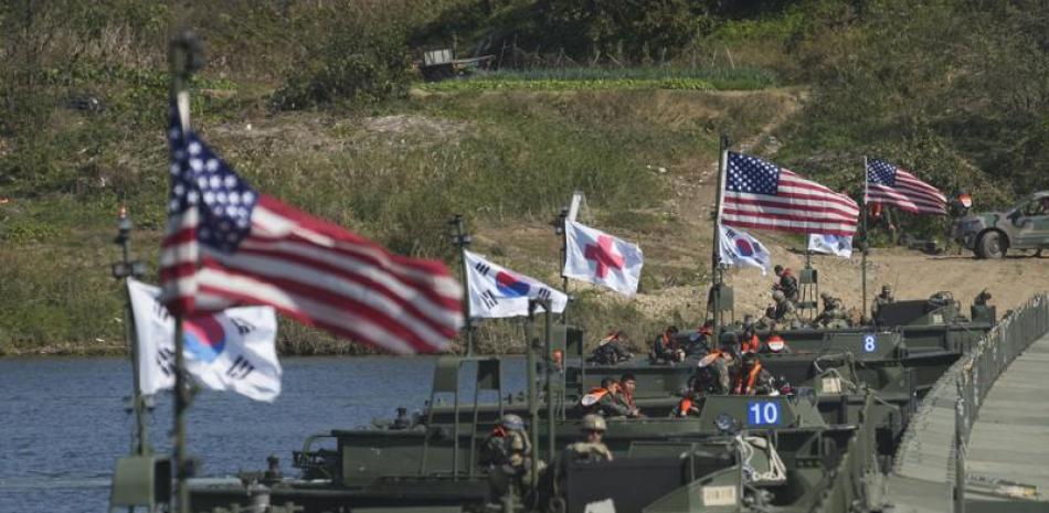 Banderas de Corea del Sur y de Estados Unidos ondean antes de un ejercicio conjunto entre ambos países para cruzar un río, el 19 de octubre de 2022, en Yeoju, Corea del Sur.