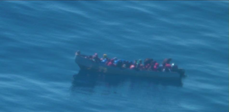 Un grupo de dominicanos y haitianos es interceptado por la Guardia Costera de Puerto Rico cuando realizaban un viaje ilegal a esa isla