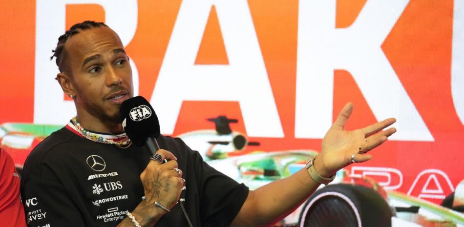 Lewis Hamilton, de la escudería Mercedes, habla durante una rueda de prensa previo al Gran Premio de Azerbaiyán.