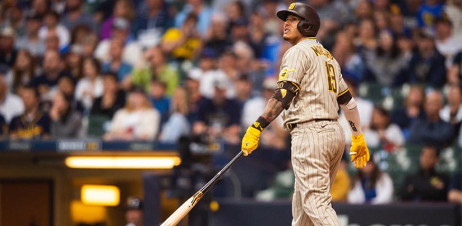 Manny Machado observa la dirección de la pelota en el choque que los Padres cayeron ante los Cachorros