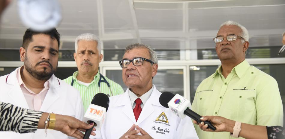 El presidente del Colegio Médico Dominicano, doctor Senén Caba, cuando hablaba con los periodistas ayer para afirmar que hay que seguir profunizando la investigación de las muertes de los neonatos en Los Mina.