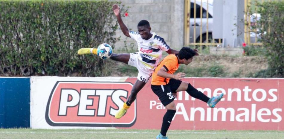 Un momento de acción en uno de los partidos de la Liga Dominicana de Fútbol.