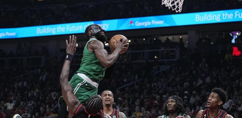 Jaylen Brown, de los Celtics de Boston, comete una falta ofensiva sobre Clint Capela, de los Hawks, en el partido de primera ronda de los playoffs de la NBA.