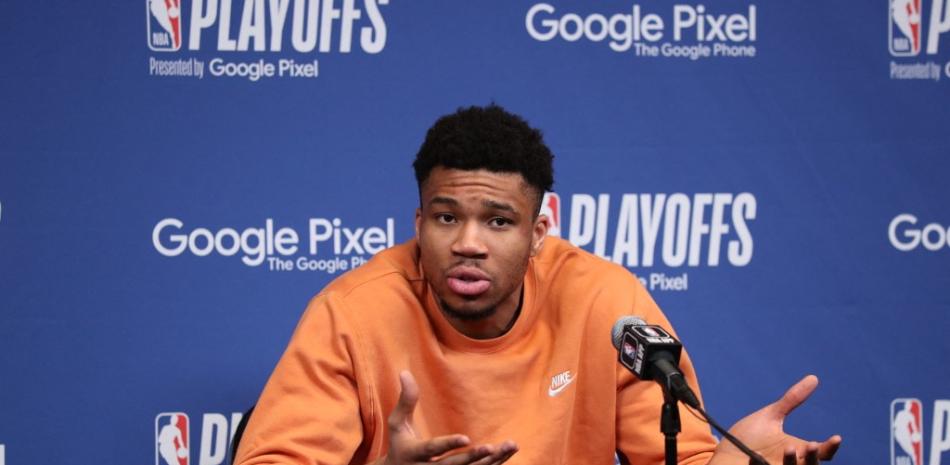 Giannis Antetokounmpo #34 de los Milwaukee Bucks se dirige a los medios de comunicación después de la Ronda Uno del Juego Cinco de los Playoffs de la NBA de 2023 el 26 de abril de 2023 en el Fiserv Forum Center en Milwaukee, Wisconsin.