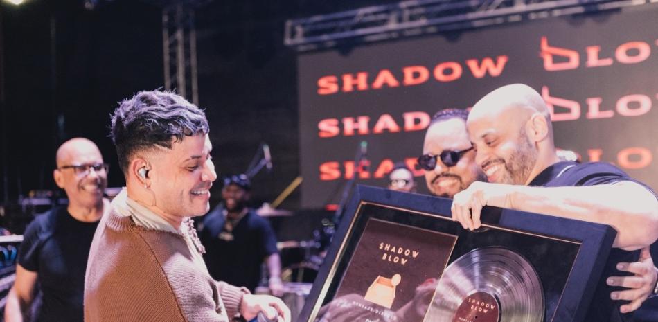 Shadow Blow recibe Disco de Oro en conmemoración de su exitoso “Mensaje Directo”