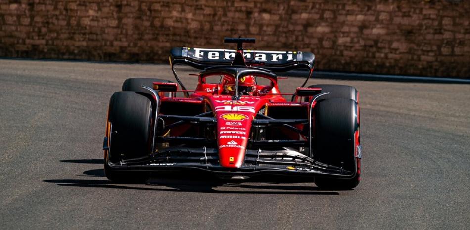 Charles Leclerc de Ferrari maniobra su auto en la clasificación durante el Gran Premio de Azerbaiyán en Baku el viernes.
