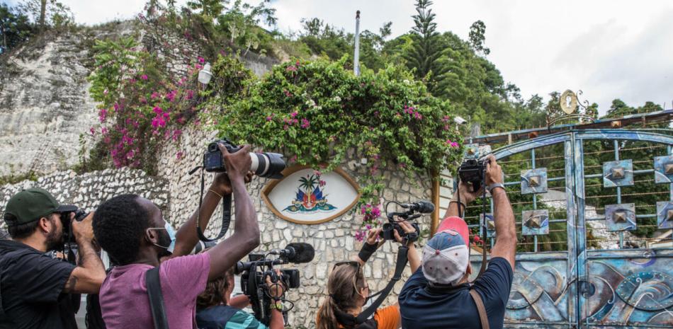Periodistas haitianos están bajo el asedio de las bandas criminales que controlan el 80% de la capital, Puerto Príncipe.