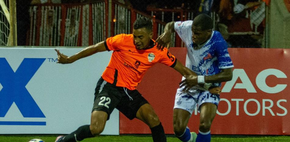 Ernesto ”Che” Trinidad de los principales jugadores del Cibao Fc domina la esférica frente a la defensa de los mocanos.