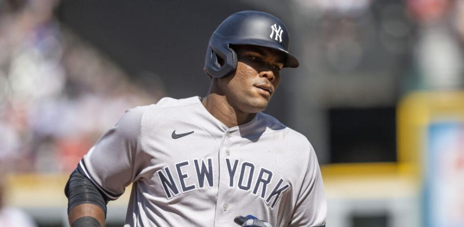 Franchy Cordero recorre las bases luego de pegar un jonrón frente a los Guardianes de Cleveland.