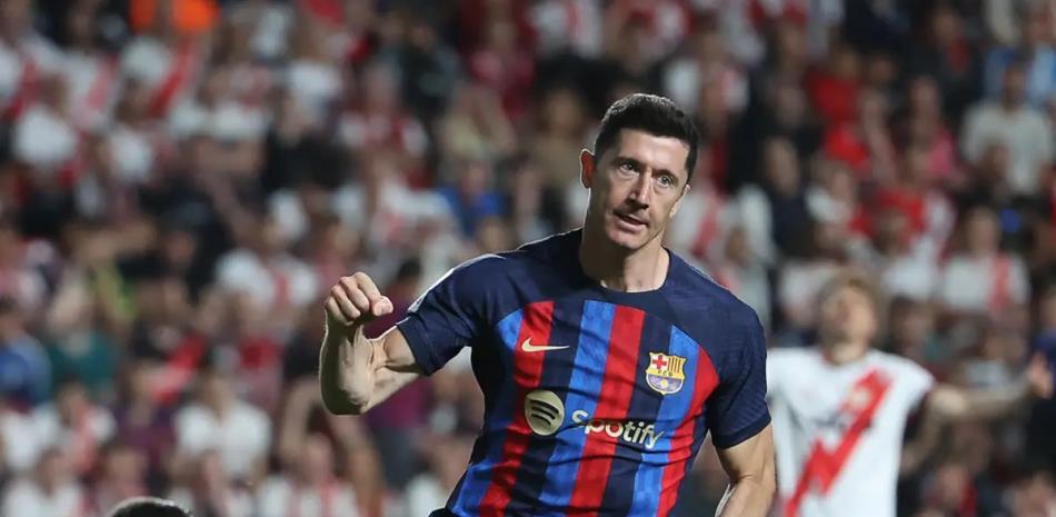 Robert Lewandowski anotó el primer gol en el triunfo del Barcelona sobre el Real Betis.