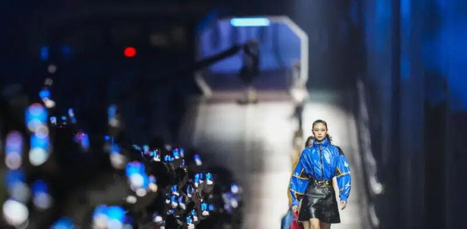 Modelos visten creaciones para el desfile Pre-Fall 2023 de Louis Vuitton en Seúl, Corea del Sur
