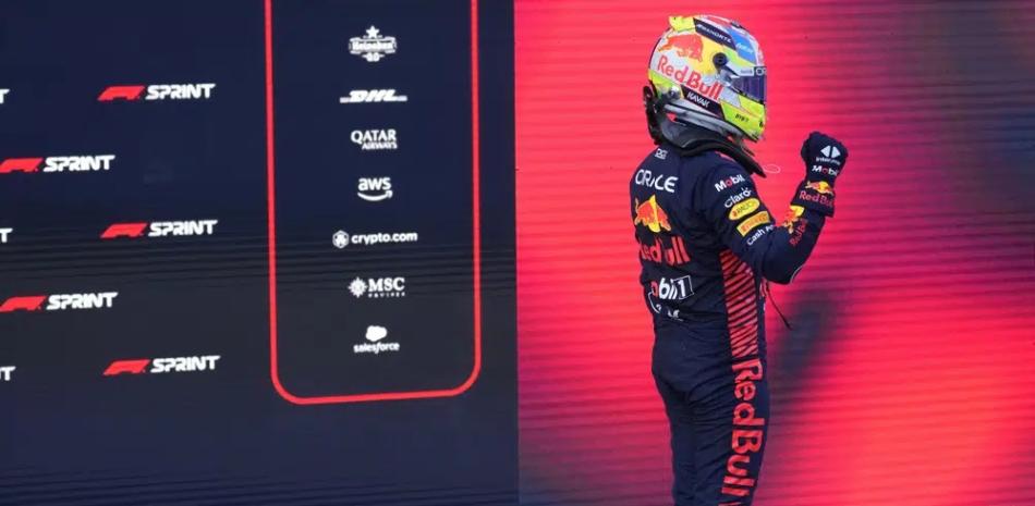 El mexicano Sergio Pérez de la escudería Red Bull celebra tras ganar la carrera sprint en el Gran Premio de Azerbaiyán en Baku.