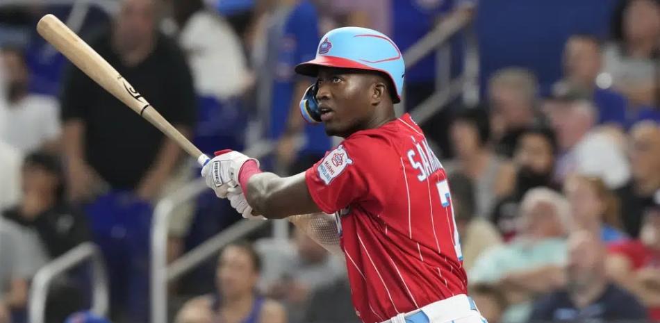 El dominicano Jesús Sánchez de los Marlins de Miami, batea un doble en el encuentro ante los Cachorros de Chicago.