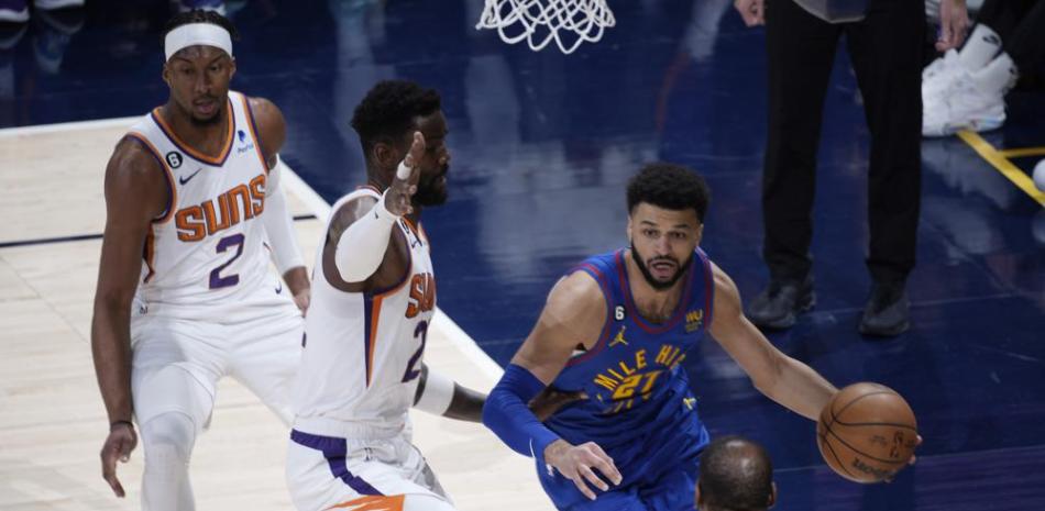 Jamal Murray, de Denver, busca pasar la pelota ante la defensa de Kevin Durant y Deandre Ayton, además de Josh Okogie, de los Suns, en el partido de playoffs de la NBA.