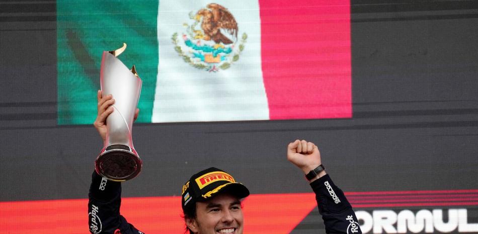 Sergio Checo Perez levanta su trofeo tras salir airoso en el Gran Premio de Azerbaiyán