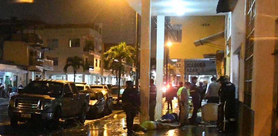 Policías ecuatorianos inspeccionan un taller luego de un asesinato múltiple que dejó 10 muertos en el centro de Guayaquil, Ecuador el 30 de abril de 2023.