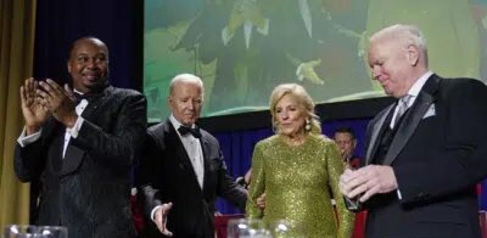 El presidente de Estados Unidos, Joe Biden, y la primera dama, Jill Biden, llegaron a la cena de la Asociación de Corresponsales de la Casa Blanca en el Washington Hilton de Washington, el sábado 29 de abril de 2023. (AP Foto/Carolyn Castor)