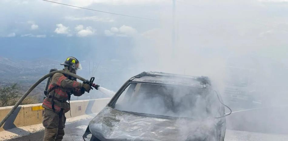 Bomberos apagan fuego generado en un carro en Honduras