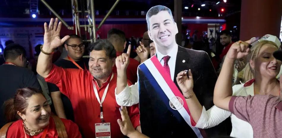 Personas luego del cierre de la votación durante las elecciones generales en Paraguay