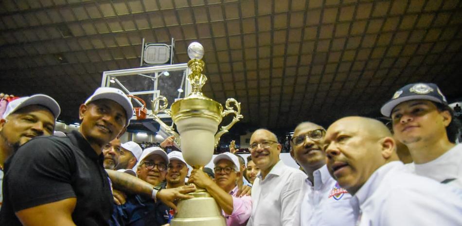Directivos, entrenadores y jugadores del club Sameji reciben la Copa que los acredita como campeones del torneo de baloncesto superior de Santiago.