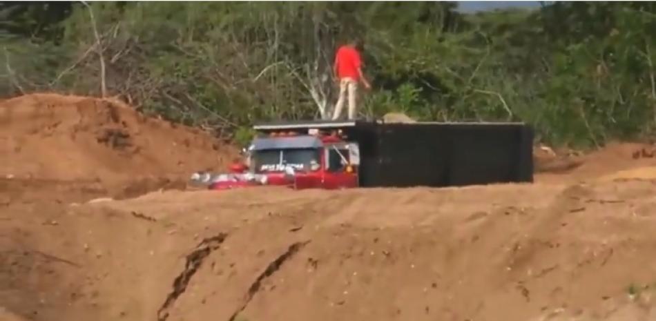 Fotograma de la extracción de materiales del río, que fue filmado por el periodista del Grupo Telemicro.