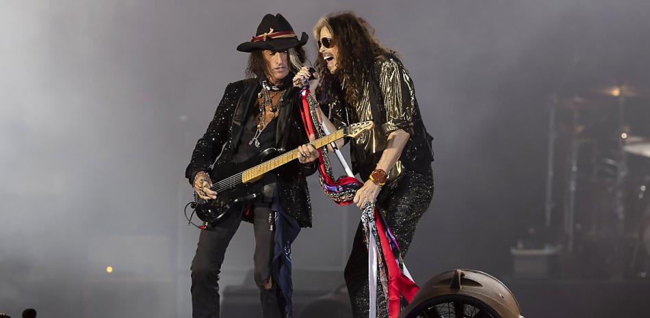 Joe Perry, a la izquierda, y Steven Tyler, de Aerosmith, actúan el jueves 8 de septiembre de 2022 en el Fenway Park de Boston. (Foto de Winslow Townson/Invision/AP)