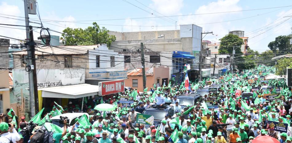 Este lunes miles de personas se unieron a la marcha convocada por el partido liderado por Leonel Fernández, la Fuerza del Pueblo.