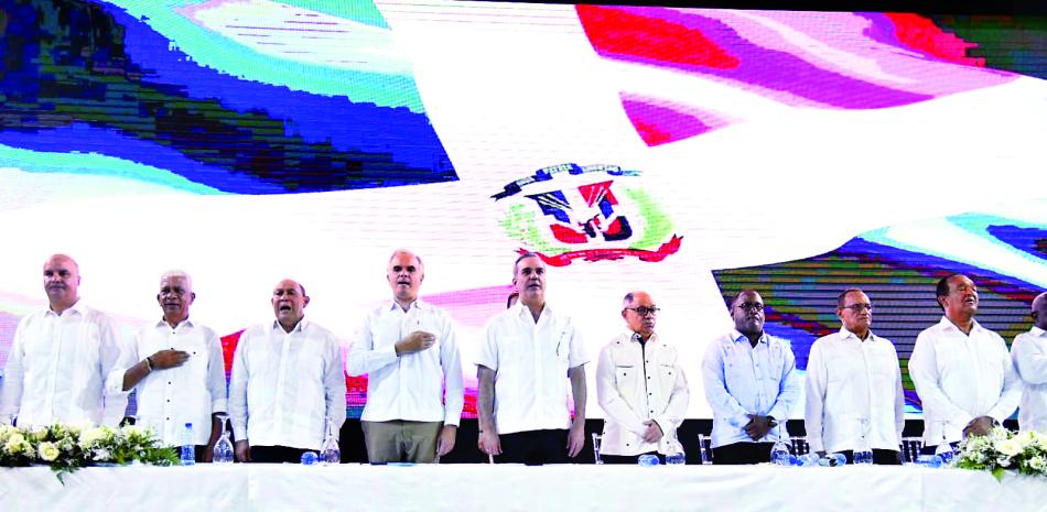 El presidente Luis Abinader, junto a los principales dirigentes sindicales del país que celebraban el Día del Trabajo, donde el gobernante prometió reajustes salariales.