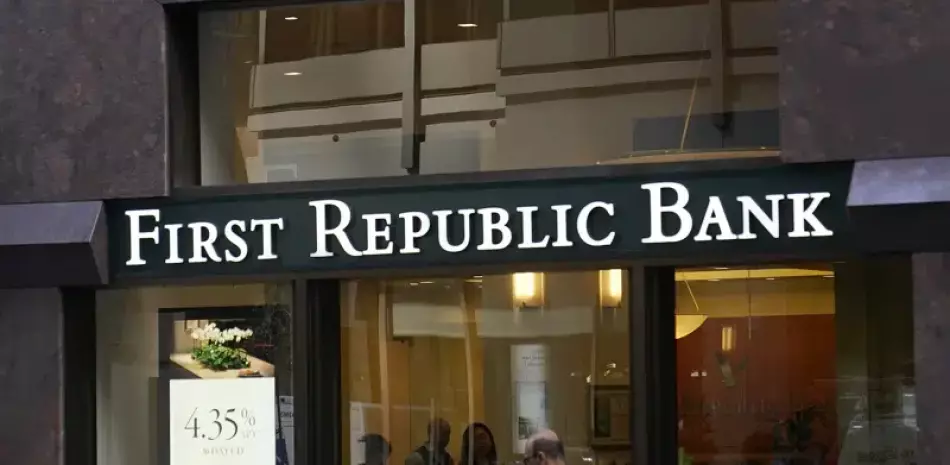 Un peatón pasa ante una oficina de First Republic Bank en San Francisco el 26 de abril de 2023. JPMorgan Chase Bank asumirá todos los depósitos y la mayoría de los activos del maltrecho First Republic Bank,