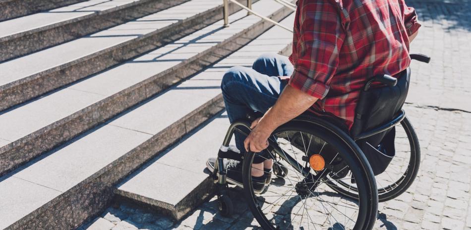 La falta de rampas dificulta la movilidad a personas con deficiencias físico-motoras.