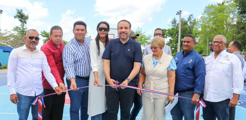 Alberto Rodríguez Mella y Franklin Duval, del INEFI junto a varios funcionarios y dirigentes deportivos de Higüey.