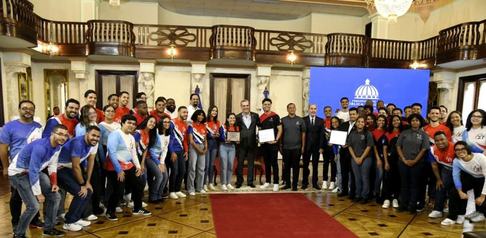 Presidente Luis Abinader junto a los estudiantes ganadores de la competencia en la NASA.