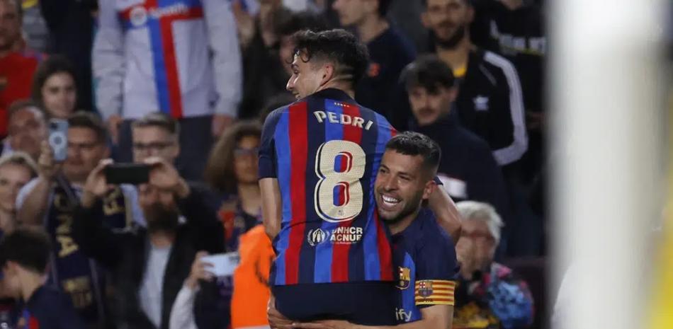 Jordi Alba (derecha) celebra tras marcar el gol que le dio al Barcelona la victoria 1-0 ante Osasuna en la Liga española.