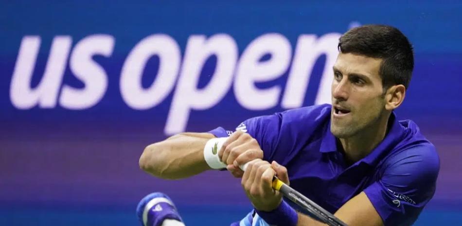 Novak Djokovic devuelve ante Alexander Zverev durante las semifinales del Abierto de Estados Unidos, el viernes 10 de septiembre de 2021.