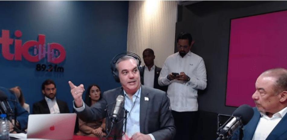 El presidente Luis Abinader fue el primer invitado al programa radial "A diario", que inició sus transmisiones ayer.