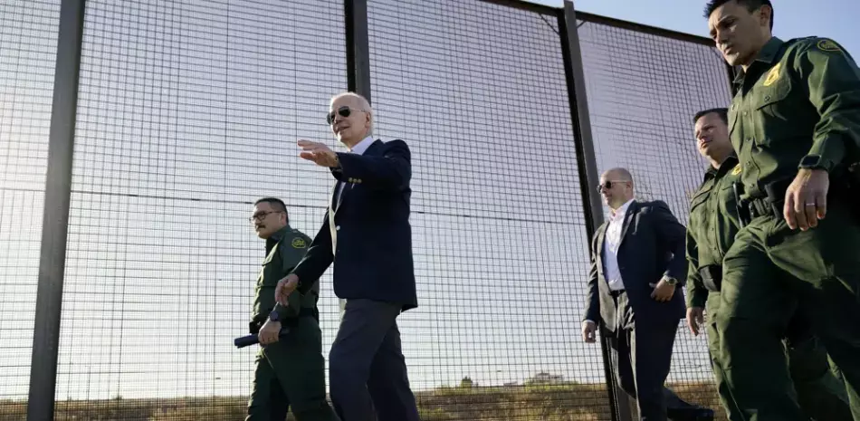 El presidente Joe Biden recorre una franja de la frontera de Estados Unidos con México en El Paso, Texas, el 8 de enero de 2023.