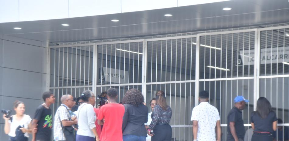 Personas protestan por retraso en horario del teleférico.