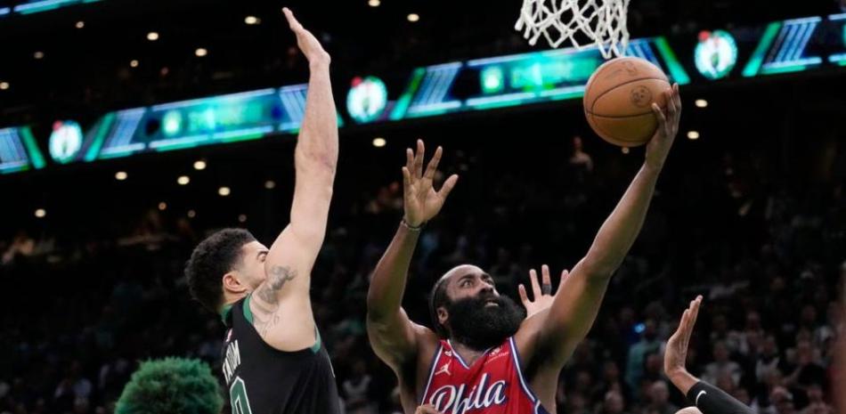 James Harden, de los Sixers, busca un canasto ante la defensa de los Celtics de Boston en el primer partido de la semfinal del Este en los playoffs de la NBA.